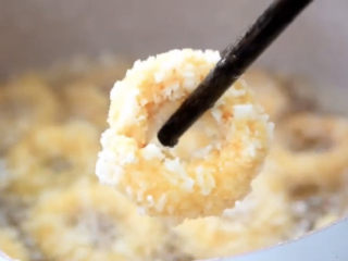 14、黄金鱿鱼圈,炸至金黄即可