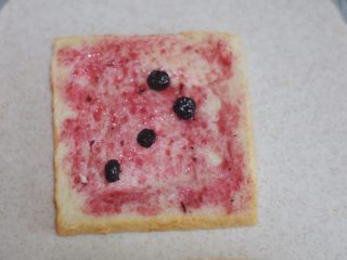 4、苹果花土司盒,另一片土司切出中间部分，我们只需要这个框框，中间部分可以直接吃掉了