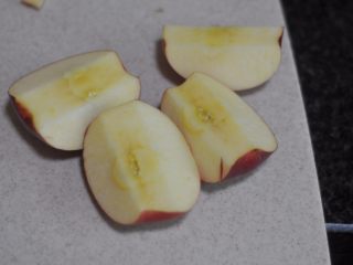 6、苹果花土司盒,苹果切除中间的芯