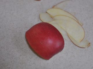 7、苹果花土司盒,切成薄片，尽量切到最薄，越薄越好。