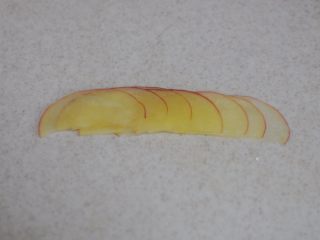 11、苹果花土司盒,将苹果片一片叠一片排列整齐，八片组成一朵