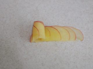 12、苹果花土司盒,然后从左边开始将苹果卷起来