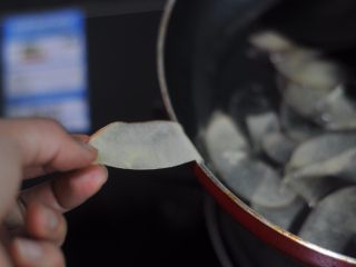 10、苹果花土司盒,把苹果片拿起，从锅的边缘拉出来，去除多余的糖水