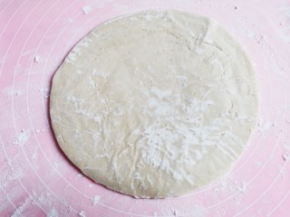 2、手抓饼蝴蝶酥,取1张手抓饼,放在撒了一层面粉的揉面垫上,