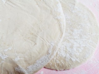 4、手抓饼蝴蝶酥,再盖一张手抓饼,