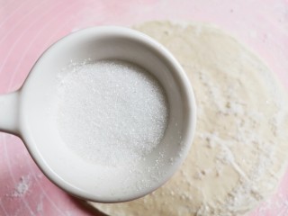 5、手抓饼蝴蝶酥,再撒一层白糖,