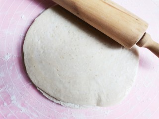 7、手抓饼蝴蝶酥,用擀面杖将手抓饼擀薄至1.5倍大,