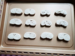 10、手抓饼蝴蝶酥,将其切成0.5厘米的厚片,放入不粘烤盘中,