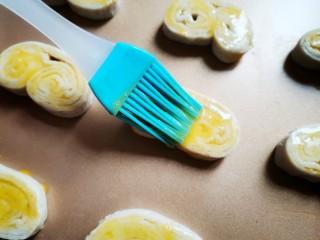 11、手抓饼蝴蝶酥,上面刷一层蛋黄液,撒上一层白糖。