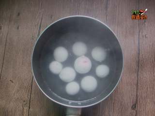 3、干吃汤圆,锅内放水把汤圆煮至漂起来