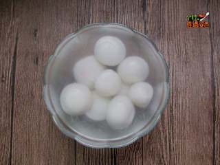 4、干吃汤圆,把煮熟的汤圆放冷水里，（是为了防止沾在一起）