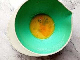 1、爆浆蓝莓蛋糕,将全蛋液和蛋黄液倒入一个大碗内