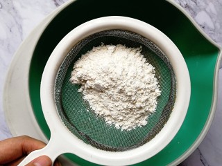 4、爆浆蓝莓蛋糕,筛入低筋面粉，依旧搅拌均匀