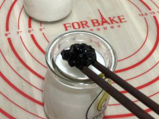 5、制作酸奶,加入适量的蓝莓酱(蓝莓酱也可在热牛奶的时候加)