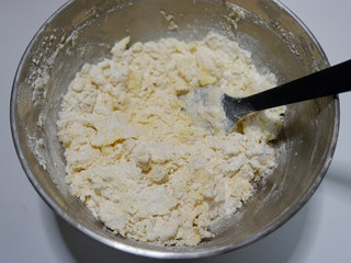 8、咸香芝士曲奇饼干,先用刮刀压拌至几乎混合的状态。