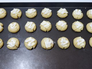 15、咸香芝士曲奇饼干,依次做好排入烤盘。