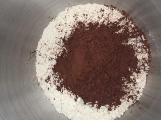 2、大蘑菇头面包,放入可可粉