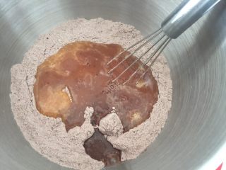 5、大蘑菇头面包,加入水和鸡蛋液