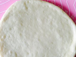 13、椰蓉面包,将面团擀开