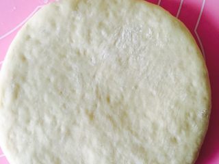 18、椰蓉面包,擀开一个