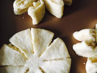 21、椰蓉面包,建议擀好的面包胚放到烤盘上再剪开,整形