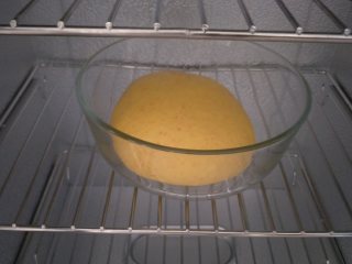 3、胡萝卜热狗面包,做营养美味早餐,启动厨师机,搅拌面团,预留的水根据面团状态再决定是否加入,待面团成团光滑后加入黄油,直到可以拉出大片稍结实的膜即可。放入盆中,放到发酵箱或者温度大约在27度左右的环境下,发酵约2倍大。