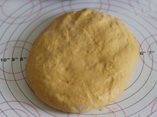 5、胡萝卜热狗面包,做营养美味早餐,取出面团后,用手轻轻摁压排气。