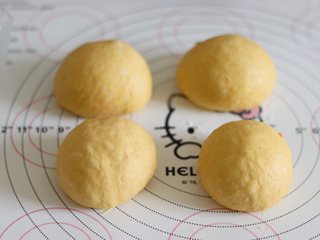 6、胡萝卜热狗面包,做营养美味早餐,等分割成4个面团,滚圆后,覆盖保鲜袋静置10分钟。