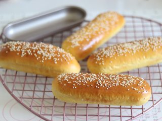 11、胡萝卜热狗面包,做营养美味早餐,出炉后,稍晾一下,取出放到晾网上晾凉。