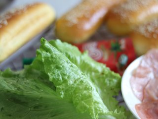 12、胡萝卜热狗面包,做营养美味早餐,期间可以准备好生菜、火腿片煎一下