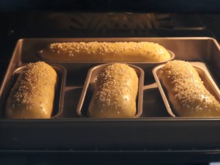 10、胡萝卜热狗面包,做营养美味早餐,记得提前预热烤箱,以180度烘烤约15分钟。