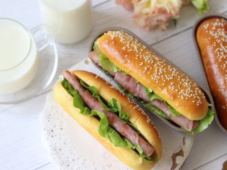 14、胡萝卜热狗面包,做营养美味早餐,非常美味,做早餐营养丰富。