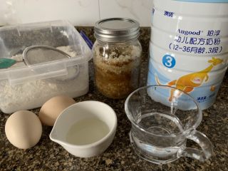 1、桂花蛋糕,准备好所有食材,牛奶我用澳优珀淳奶粉冲泡