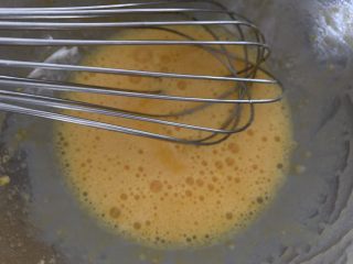 3、桂花蛋糕,再加入牛奶,搅拌均匀。