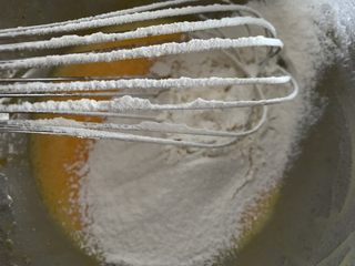 4、桂花蛋糕,把低筋面粉过筛后加入,搅拌均匀,蛋黄糊就做好了。