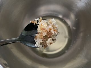 5、桂花蛋糕,我自己做的糖桂花,分三次加入到蛋清内,用电动打蛋器打发。这个时候烤箱开始预热