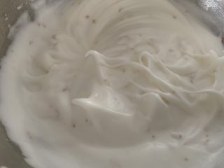 6、桂花蛋糕,一直打到蛋白霜呈硬性发泡