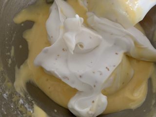 8、桂花蛋糕,再加入余下的蛋白霜,翻拌均匀