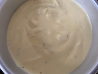 10、桂花蛋糕,把蛋糕糊倒入到六寸的戚风模具内,轻震模具,震出气泡