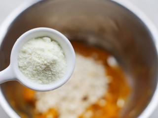 6、南瓜燕麦饼,加入澳优珀淳婴幼儿配方奶粉。