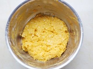 8、南瓜燕麦饼,拌匀揉成团。