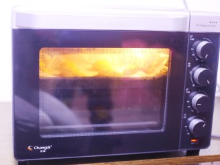 11、南瓜燕麦饼,推入预热好的烤箱,上下火中层180℃,烤20分钟就好了。