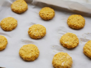 10、南瓜燕麦饼,用刮刀将南瓜球轻轻按扁。