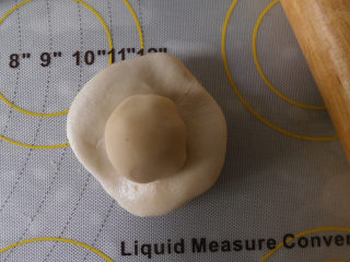 2、肉松蛋黄酥,油皮擀开，将油酥放入中间