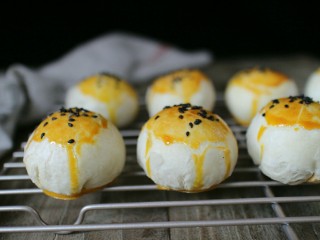 7、肉松蛋黄酥,成品