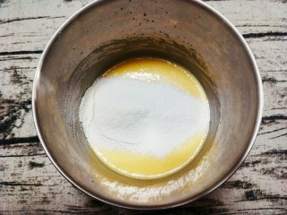 3、酸奶蛋糕,蛋黄色筛入低粉和淀粉的混合物