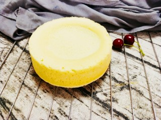 9、酸奶蛋糕,时间到后，倒立放凉脱模