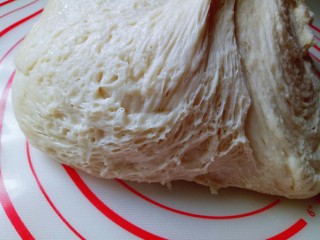 7、蔓越莓面包,发酵好的面团全部是蜂窝眼，如图，取出排气。