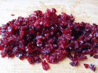 9、蔓越莓面包,蔓越莓洗干净切碎(根据个人喜欢，不切碎也可以)。