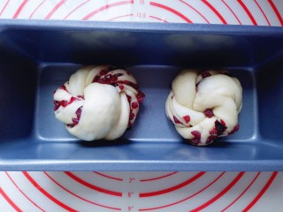 16、蔓越莓面包,我用了两个不同的磨具，也可以全部放在烤盘上。